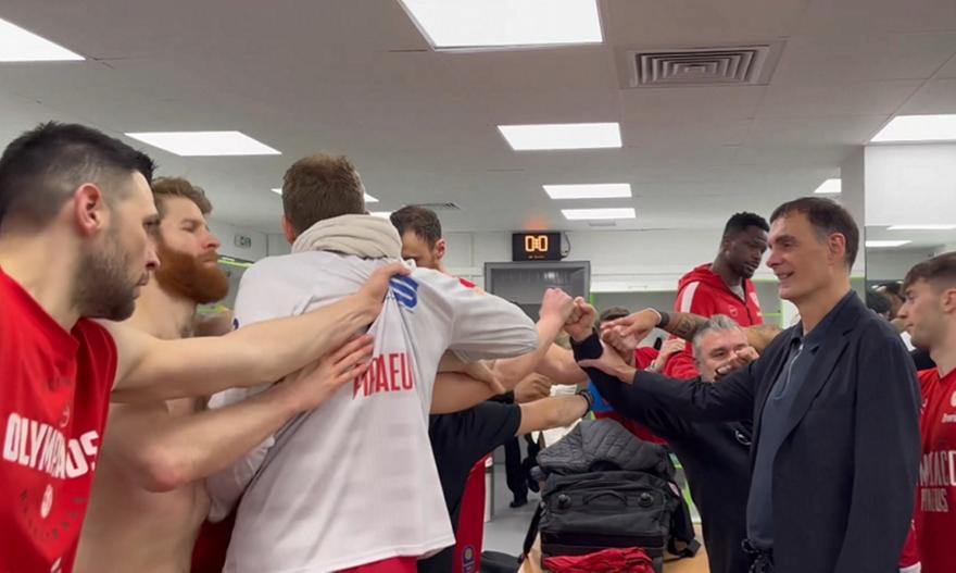 Το «μπράβο» του Μπαρτζώκα για τη νίκη του Ολυμπιακού επί του Παναθηναϊκού και το κέρασμα που υποσχέθηκε ο Λαρεντζάκης