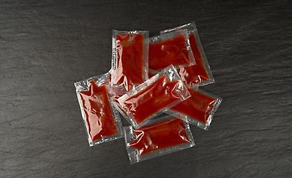 Τέλος από τον Αύγουστο οι ατομικές συσκευασίες κέτσαπ, μαγιονέζας και αλατιού στα εστιατόρια