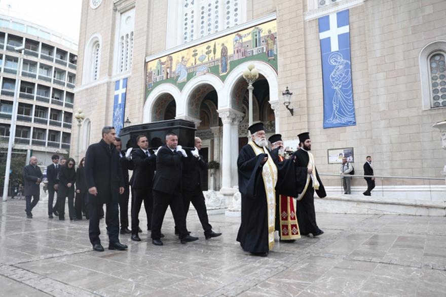 Μαρινέλλα: Ξεκίνησε το λαϊκό προσκύνημα στο παρεκκλήσι της Μητρόπολης, εκεί η οικογένειά της