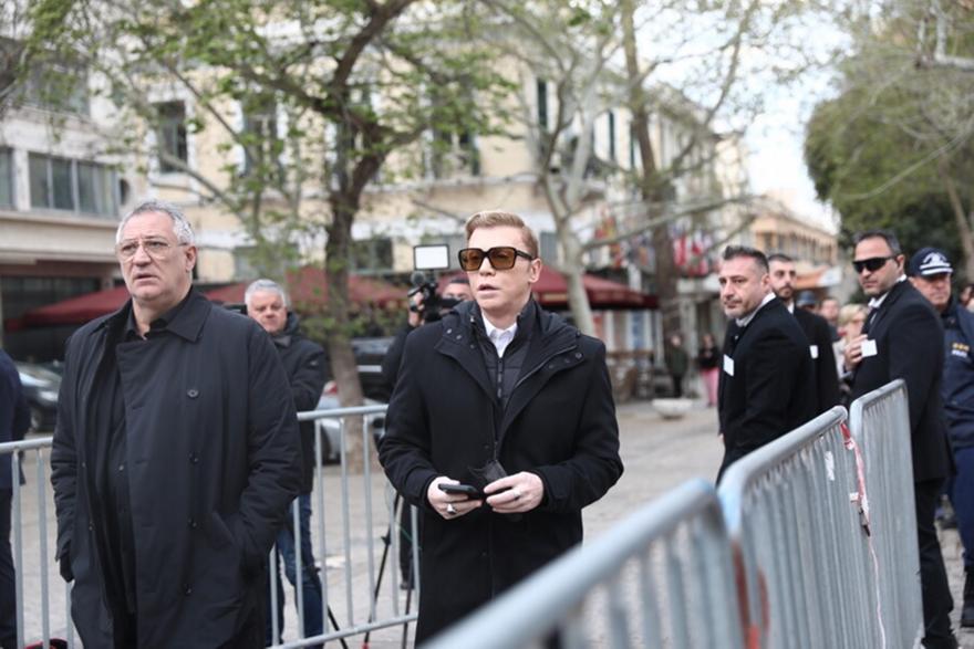 Μαρινέλλα: Λύγισε ο Τάκης Ζαχαράτος αντικρίζοντας το φέρετρο στο παρεκκλήσι