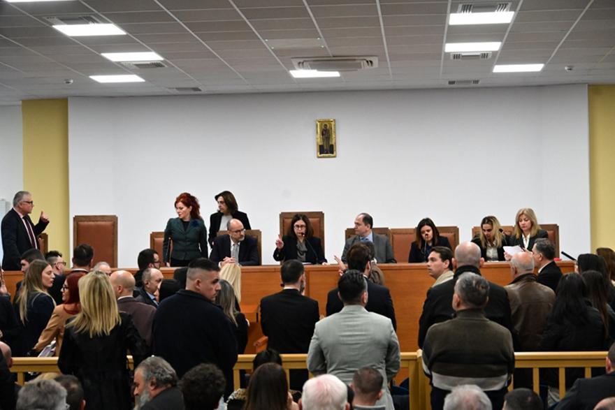 Υπό αυστηρά μέτρα η δίκη για τα Τέμπη