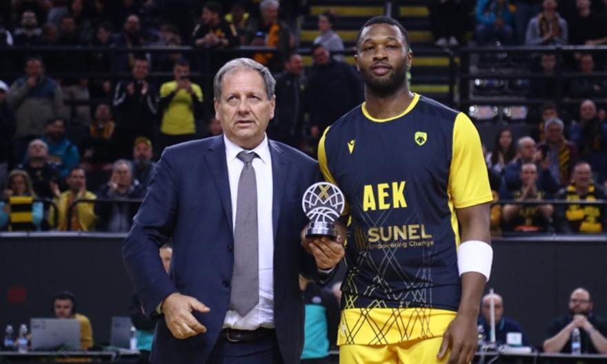 Ο Γκρέι παρέλαβε το βραβείο του MVP από τον Μάκη Αγγελόπουλο και ξεσήκωσε τον κόσμο της ΑΕΚ