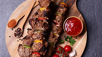 Μερακλίδικα αρνίσια σουβλάκια