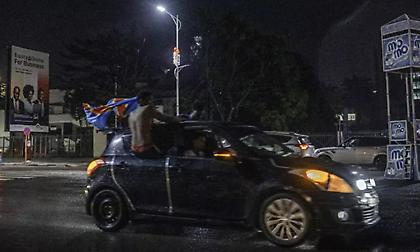 Ντελίριο στο Κονγκό: Χιλιάδες στους δρόμους, χορεύοντας μέσα στη… θεομηνία μετά την ιστορική πρόκριση στο Μουντιάλ!