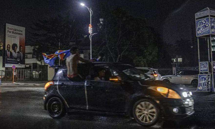 Ντελίριο στο Κονγκό: Χιλιάδες στους δρόμους, χορεύοντας μέσα στη… θεομηνία μετά την ιστορική πρόκριση στο Μουντιάλ!