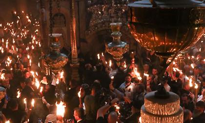 Σήμερα «κλειδώνουν» οι αποφάσεις για τη μεταφορά του Αγίου Φωτός – Ποια σενάρια βρίσκονται στο τραπέζι