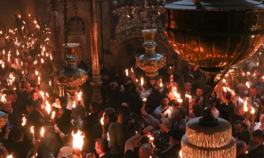 Σήμερα «κλειδώνουν» οι αποφάσεις για τη μεταφορά του Αγίου Φωτός – Ποια σενάρια βρίσκονται στο τραπέζι