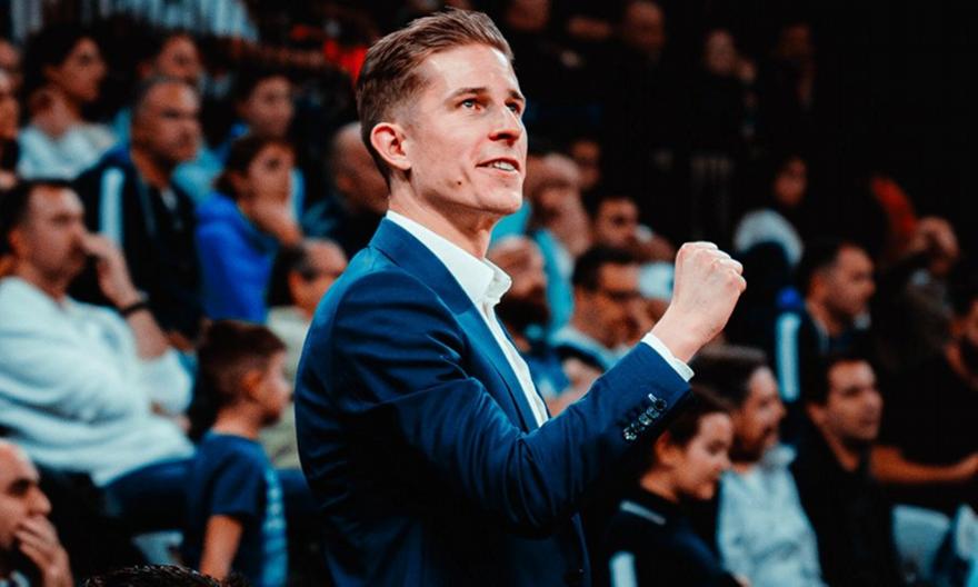 Έγραψε ιστορία ο 28χρονος κόουτς της Παρί, Τζούλιους Τόμας: «Ελπίζω να μην με μπουγελώσουν, δεν έχω άλλο κοστούμι»