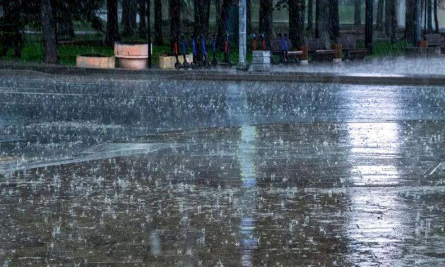 Κακοκαιρία Erminio: Διακοπή κυκλοφορίας στην υπόγεια γέφυρα προς Μικρολίμανο - Εκτροπές στα Σπάτα