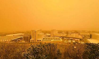 Απόκοσμες εικόνες στην Κρήτη: Το Ηράκλειο «θάφτηκε» στην αφρικανική σκόνη- Δείτε φωτογραφίες