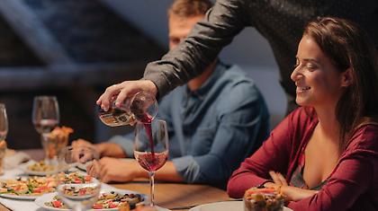 Πώς να επιλέξεις το σωστό κρασί για τραπέζι με πολλούς καλεσμένους