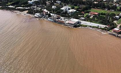 Η κακοκαιρία Erminio άλλαξε χρώμα στον Ευβοϊκό: Τόνοι λάσπης και φερτά υλικά
