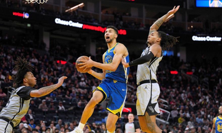 Πρωτοφανείς συνθήκες στους Γουόριορς: Παίκτης αγωνίστηκε τραυματίας και αναγκάστηκε να εκτελεί βολές με το κακό χέρι!