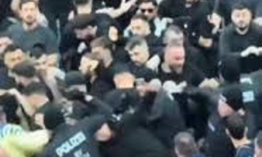 Χάος και ξύλο στο SAP Garden: Οι οπαδοί της Φενέρμπαχτσε συγκρούστηκαν μεταξύ τους!