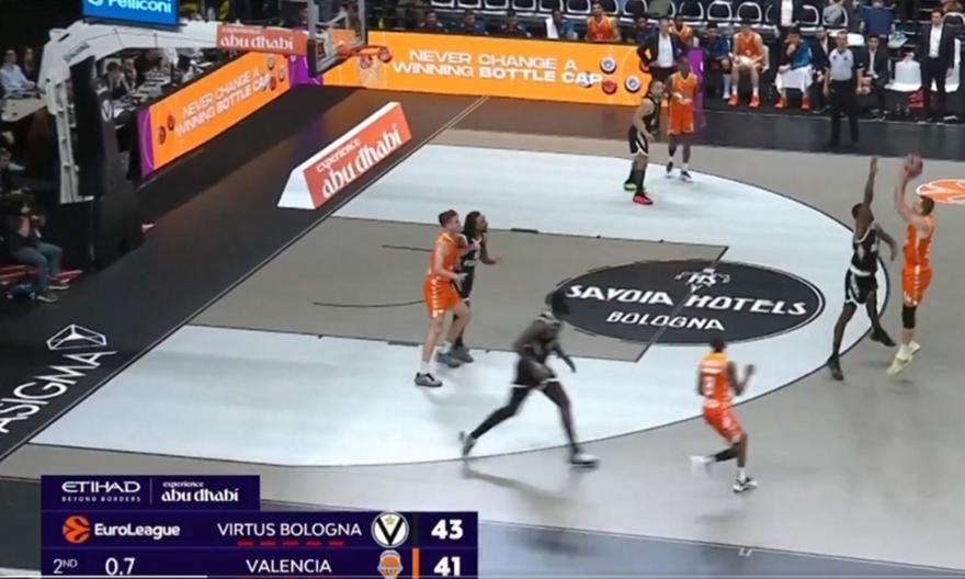 Φοβερό buzzer beater με… ταμπλό από τον Κοστέλο (video)