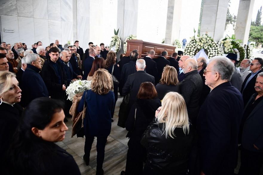 Πλήθος κόσμου στο τελευταίο «αντίο» στον Βασίλη Γκούμα