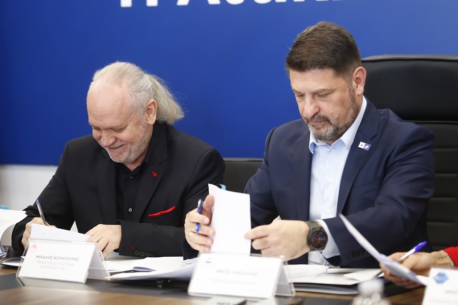 Ιστορική στιγμή: Έπεσαν οι υπογραφές για το κολυμβητήριο του Ολυμπιακού στο ΣΕΦ