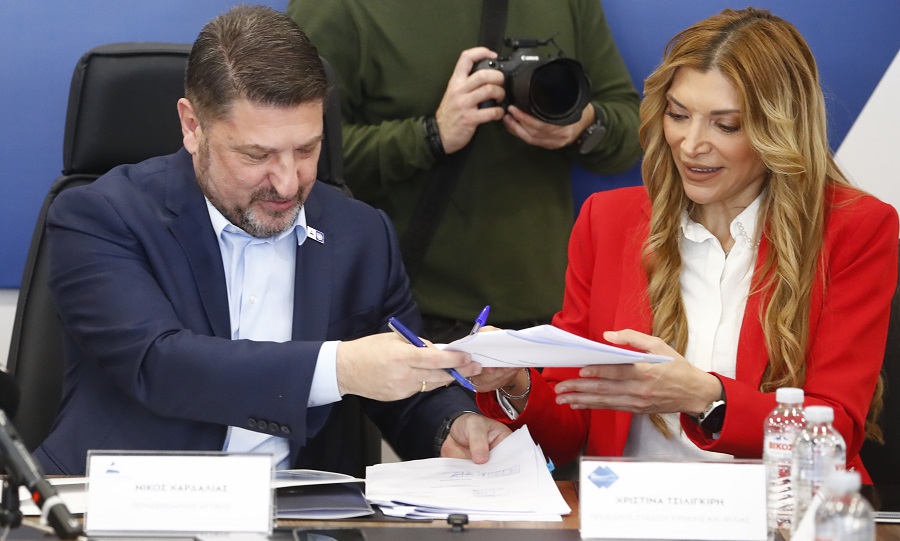 Ιστορική στιγμή: Έπεσαν οι υπογραφές για το κολυμβητήριο του Ολυμπιακού στο ΣΕΦ