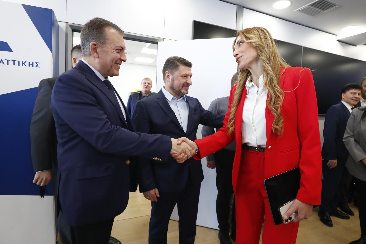 Ιστορική στιγμή: Έπεσαν οι υπογραφές για το κολυμβητήριο του Ολυμπιακού στο ΣΕΦ