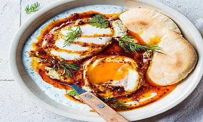 Αυγά cilbir: Τα τούρκικα αυγά ποσέ με γιαούρτι και αρωματικό βούτυρο