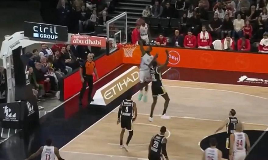 Ο Φουρνιέ πέταξε την μπάλα στον... ουρανό, ο Χολ την έπιασε και κάρφωσε εντυπωσιακά!