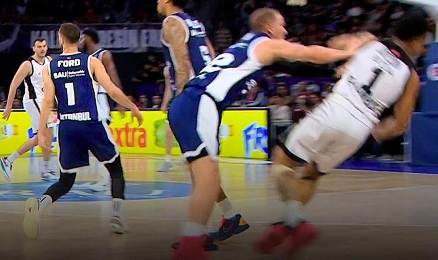 Χαμός στον ημιτελικό Μπαχτσεσεχίρ-Μπεσίκτας μετά από σπρώξιμο του Φλιν σε αντίπαλο!