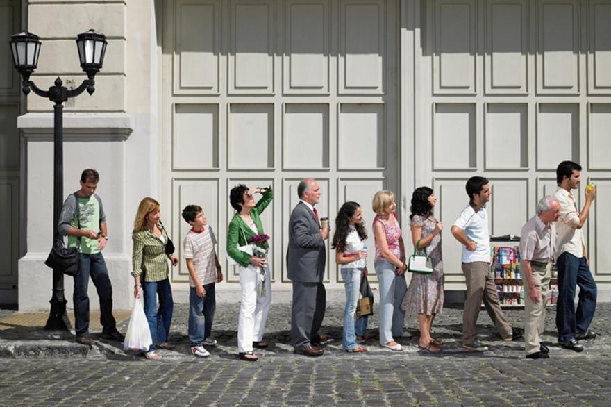 Οι Ελληνες έμαθαν να κάνουν ουρές – Σε αυτά τα σημεία το απολαμβάνουν