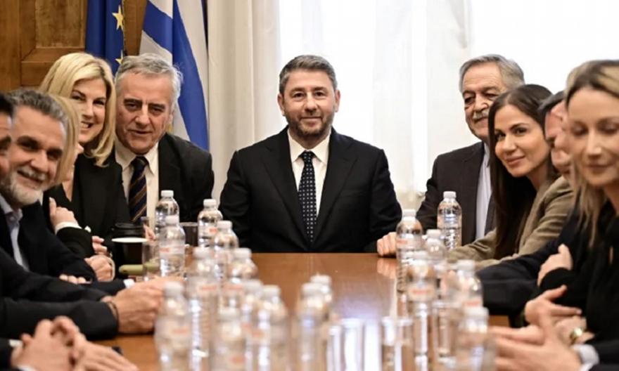 Το ΠΑΣΟΚ ζητά εκλογές και κλιμακώνει την επίθεση στη ΝΔ - Τι έγινε στη συνεδρίαση της KO