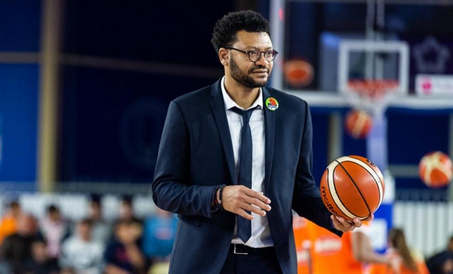 Αναλαμβάνει την ομάδα γυναικών του Ολυμπιακού ο Ενζογιά