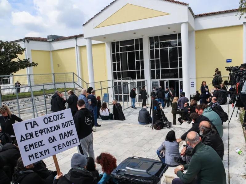 Σύλλογος Συγγενών Θυμάτων Τεμπών: Προσπάθεια συγκάλυψης η αναβολή της δίκης για τα βίντεο