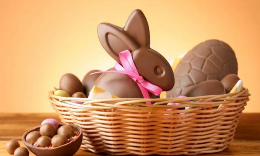 Γιατί τα πασχαλινά αυγά παραμένουν ακριβά, παρά την πτώση της τιμής του κακάο