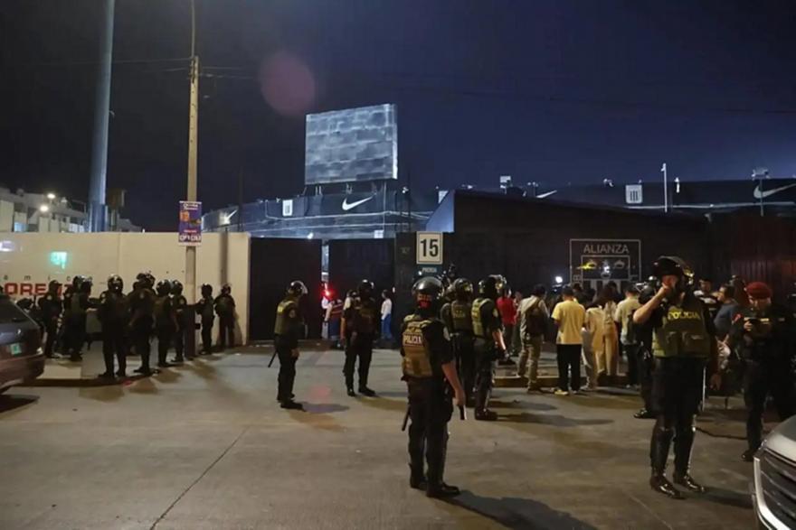 Τραγωδία στο Περού πριν το ντέρμπι: Νεκρός και δεκάδες τραυματίες σε συγκέντρωση οπαδών της Αλιάνσα Λίμα