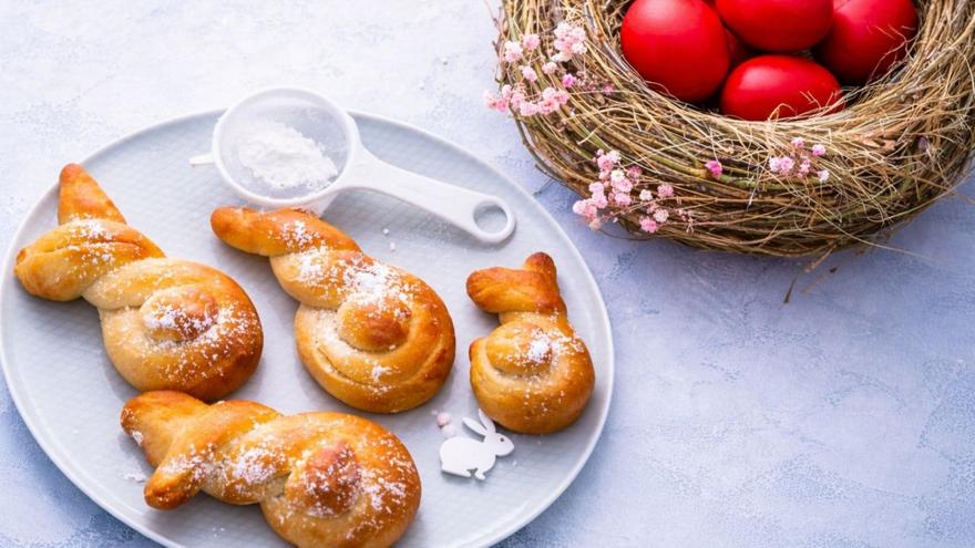 Εύκολα τσουρεκάκια λαγουδάκια