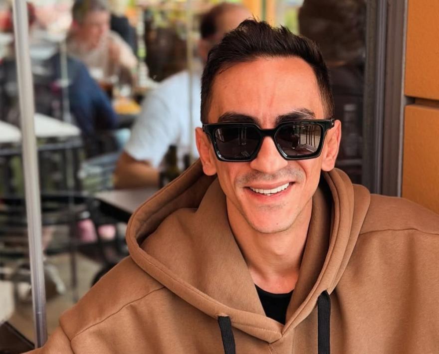 Τόλης Παπαδημητρίου: Τα καλύτερα γενέθλια ever ήταν αυτά που έσβησε... πίτσα και πήρε ευχές από ένα ρομπότ!