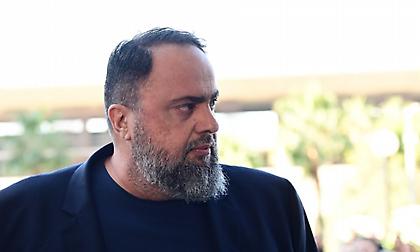 Κατέβηκε στον αγωνιστικό χώρο πριν το ημίχρονο του ντέρμπι Ολυμπιακός-ΑΕΚ ο Μαρινάκης