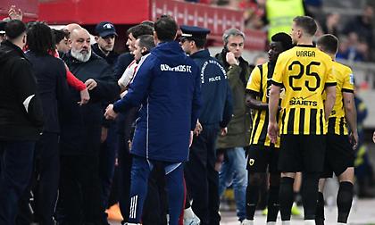 Ένταση στη φυσούνα πριν το δεύτερο ημίχρονο του Ολυμπιακός-ΑΕΚ, έντονος διάλογος Κοβάτσεβιτς με Ναλιτζή