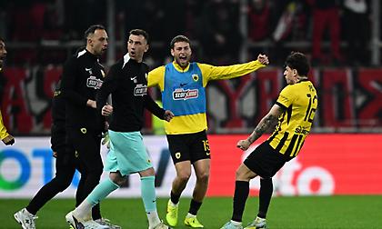 Ο Γιαζίτσι σκόραρε στο 97', ο Στίλερ υπέδειξε οφσάιντ με on-field review και στην ΑΕΚ πανηγύρισαν σαν δικό τους γκολ!