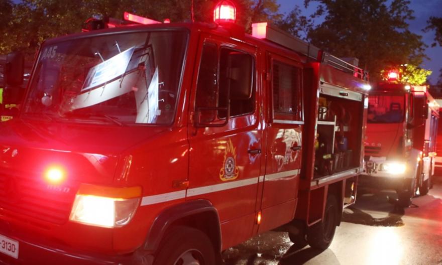 Φωτιές κατά μήκος της Λ. Κηφισού – Κάηκαν βαν και τροχόσπιτο