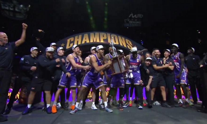 Απίστευτο: Έσπασε το βαρύτιμο τρόπαιο της NBL στην απονομή των Σίδνεϊ Κινγκς!