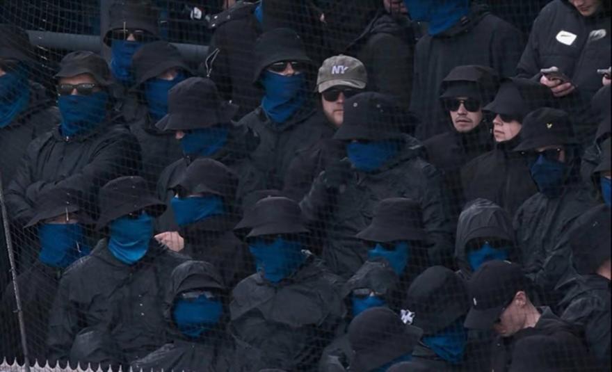 Μασκοφόροι οπαδοί της Τσβόλε δεν επέτρεψαν την έναρξη του αγώνα με την Γκόου Αχεντ Ινγκλς