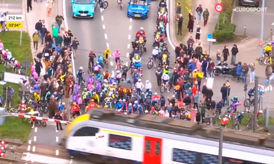 Χαμός στον ποδηλατικό Γύρο της Φλάνδρας όταν ισόπεδη διάβαση... έκοψε το πελοτόν στα δύο!
