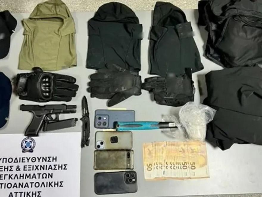 Απείλησαν αστυνομικούς στη Γλυφάδα με σφυρί, μαχαίρι και αεροβόλο - Τρεις συλλήψεις