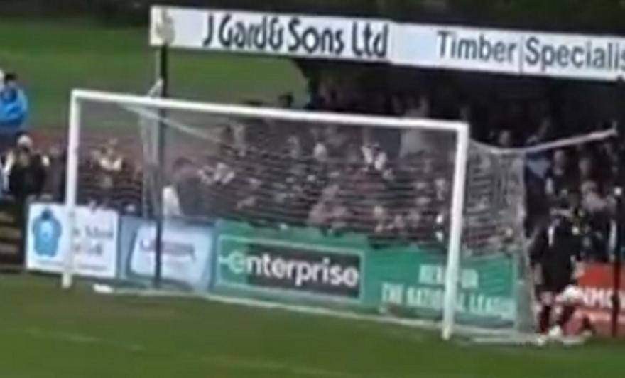 Τερματοφύλακας γρονθοκόπησε οπαδό και συνέχισε κανονικά το ματς στα ερασιτεχνικά της Αγγλίας!