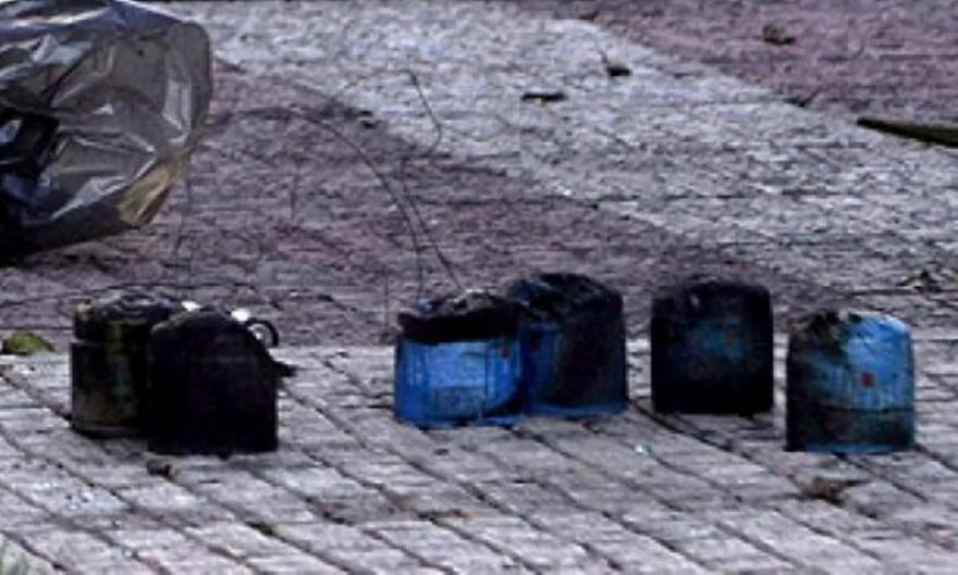 Συναγερμός στη Χαλκίδα: Νεαροί με πατίνια επιτέθηκαν με γκαζάκι σε σπίτι