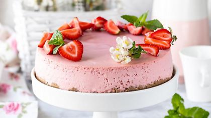 Ροζ cheesecake με φράουλες