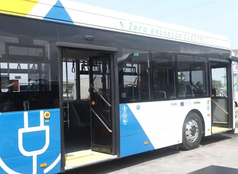 Μάχη για τη ζωή του δίνει ο 17χρονος που παρασύρθηκε από λεωφορείο στον Πειραιά – Τι υποστήριξε ο οδηγός