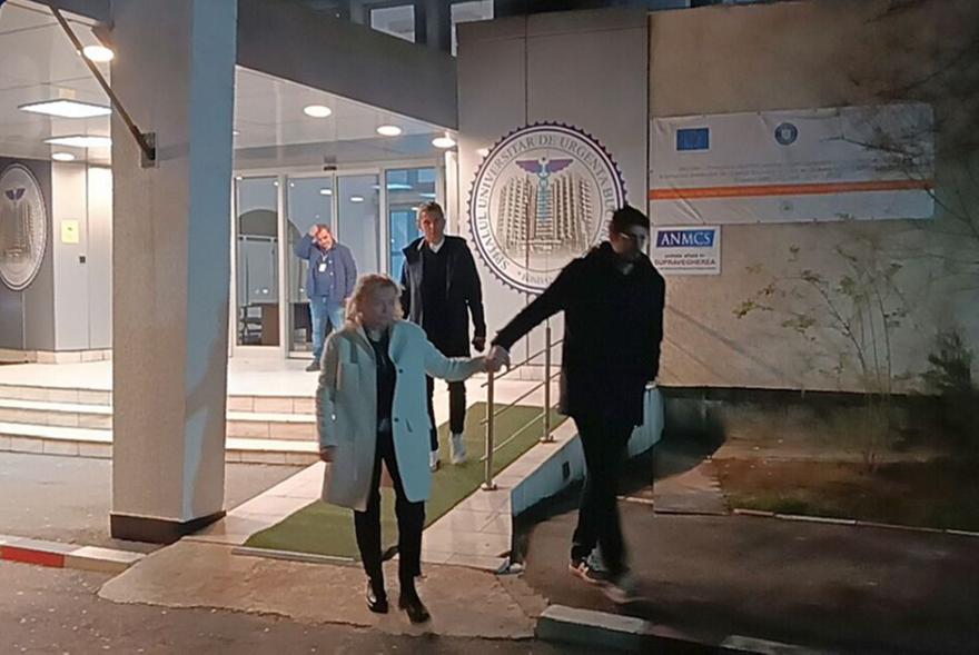Σταθερή αλλά κρίσιμη η κατάσταση του Μιρτσέα Λουτσέσκου-Τι είπε ο Ραζβάν αποχωρώντας από το νοσοκομείο