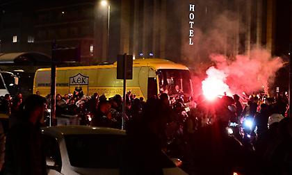 Από τη Συγγρού μέχρι τη Φιλαδέλφεια, έχει στηθεί πάρτι από τους οπαδούς της ΑΕΚ!