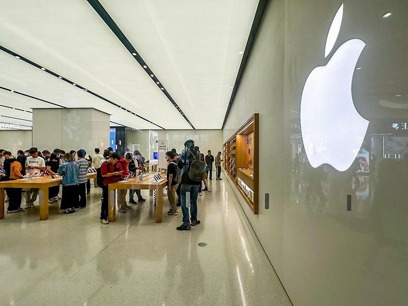 Apple: Από ένα γκαράζ στην κορυφή του κόσμου – Στα 50 της χρόνια με 465 δισ. έσοδα απέναντι στην πρόκληση της AI