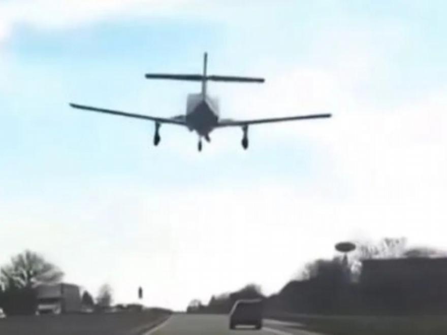 «Τρόμος» στις ΗΠΑ: Αναγκαστική προσγείωση αεροπλάνου στη μέση του δρόμου - Δείτε βίντεο